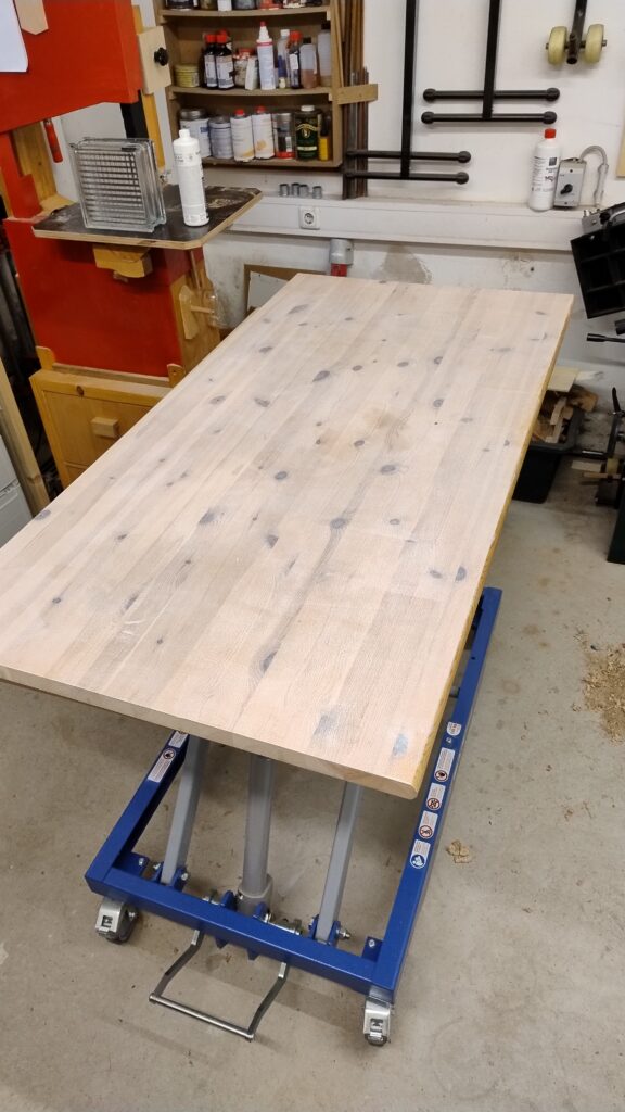 Verteilter Leim mit Schaumstoffrolle