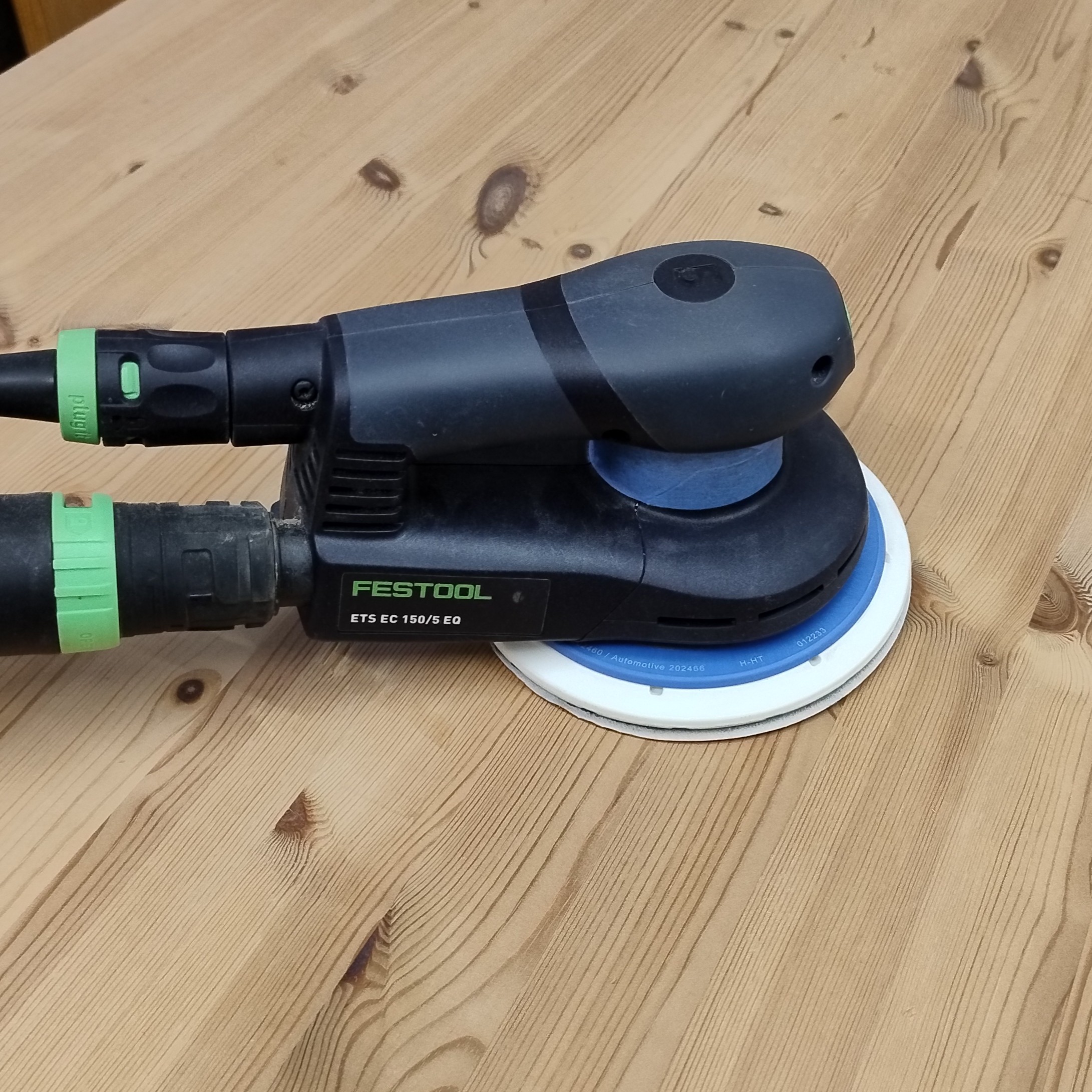 Schleifen der Trägerplatte mit einem Exzenterschleifer