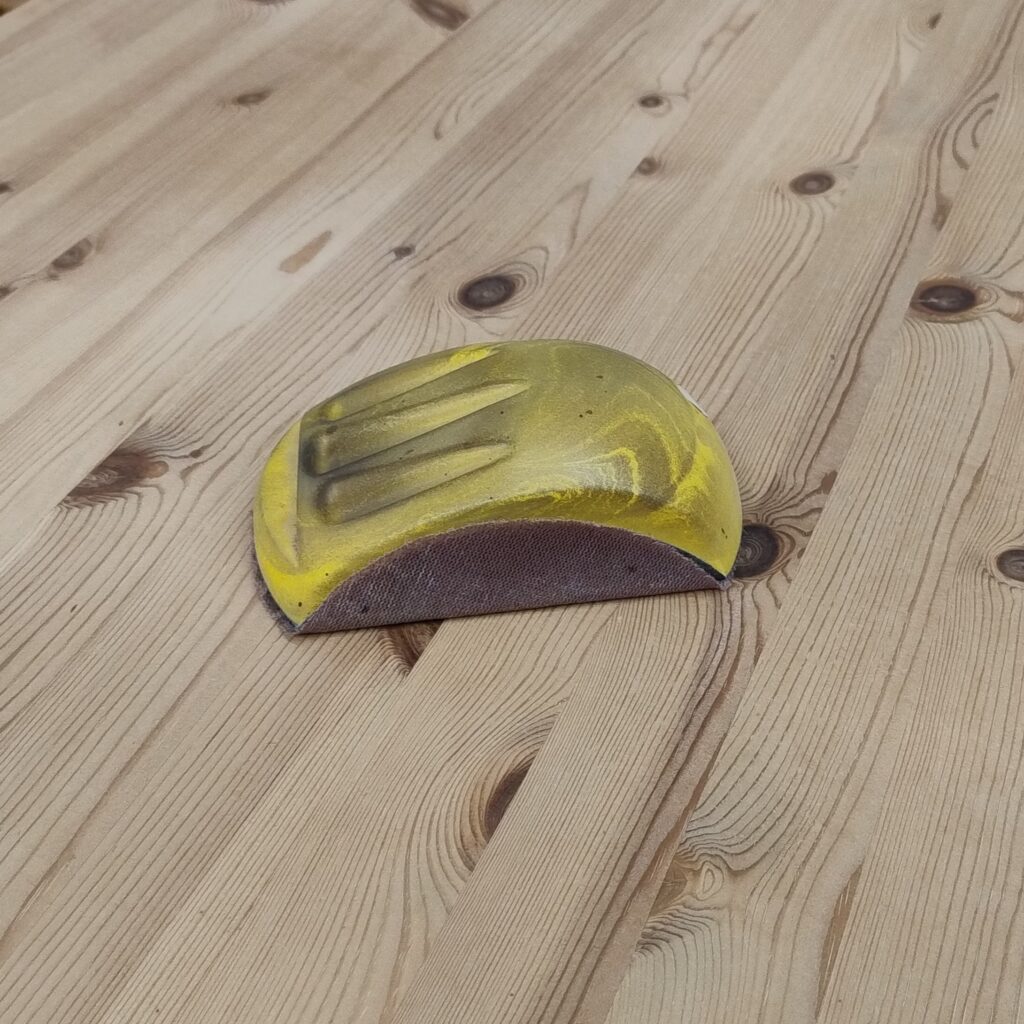 Schleifen der Trägerplatte mit einem Schleifklotz